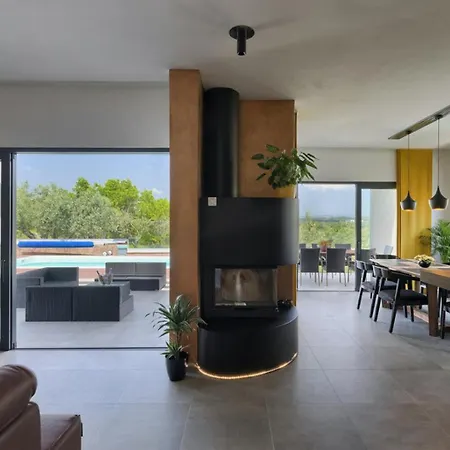 Primavera For 8 People In With Private Pool & Pet Friendly *