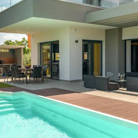 Primavera For 8 People In With Private Pool & Pet Friendly * Buje