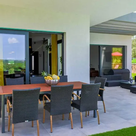 Primavera For 8 People In With Private Pool & Pet Friendly Villa Buje